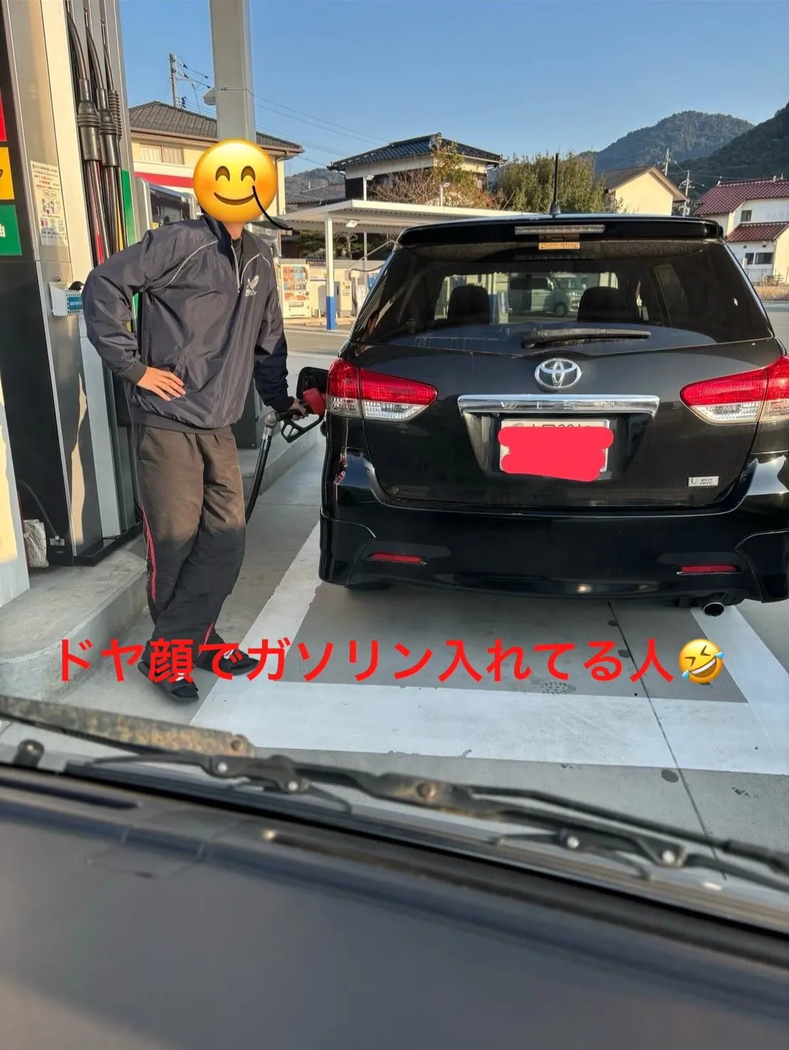 イラン戦争の影響でガソリンが値上がりする中、経済的な不安を抱...